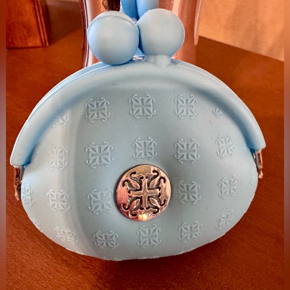 Rustic Cuff Adorable Silicone Kiss Lock Pouch - Picture 1 of 6